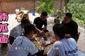 姜师做关中传统主食南瓜面，颜色黄亮南瓜味浓，一大锅大家没够吃
