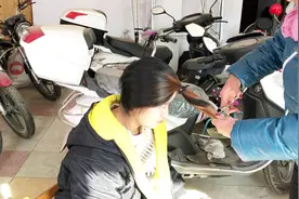 儿媳头发太长，婆婆用网上最火的方法给儿媳剪头发，剪完判若两人视频封面