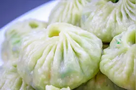 薄皮大馅透亮的素包子，面点师从和面到调馅一气呵成，看着有食欲