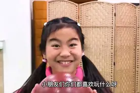 小女孩不会写数学作业，一起教她写作业吧视频封面