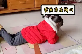 熊孩子趴地上撒泼，妈妈拿出戒尺她都不怕，最后几句话给训老实了视频封面