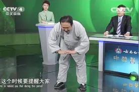 八段锦中的“双掌扑地固肾腰”，竟能缓解久坐腰痛，一起来学学视频封面