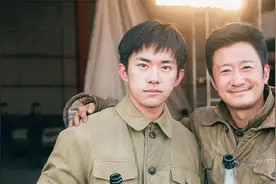 易烊千玺之所以能成为顶流，就是从偶像派到实力派的表现