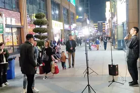 实拍鹰潭凯翔广场步行街，感受五线小城市夜生活