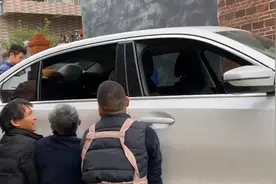 女子驾车回村吃席掉路沟，村民帮抬车秒变“话题”：全村都知道了视频封面