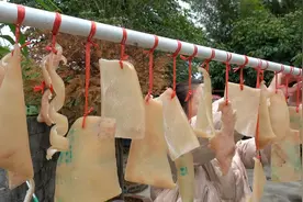 猪皮不吃不要扔，处理一下晾起来保存，做成美食比猪肉还好吃