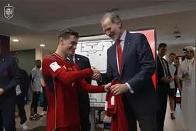 西班牙国王赛后造访国家队更衣室，获加维赠送全队签名9号球衣视频封面