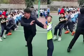 学生比赛拔河 班主任一旁“发功式”加油：用力到脸红 恨不得上阵