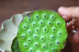 广东妈妈用2个新鲜的莲蓬和骨头一起煲汤，祛湿健脾又清热，好喝