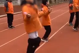男孩跳绳比赛时外裤掉落，坚持比完赛后用手擦眼睛，最后成绩亮了视频封面