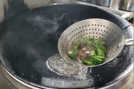 难怪外卖出餐那么快，原来都要过油炸，这样的外卖吃了有好处吗？视频封面