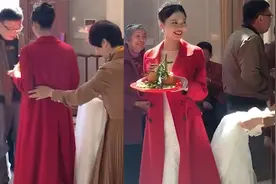 广东一新娘婚礼上接待客人，婆婆全程帮提裙摆，生怕儿媳摔着！视频封面