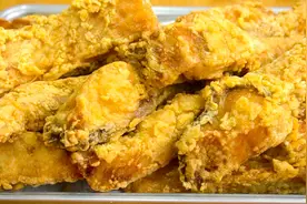 炸鱼块切记别直接放面粉和淀粉，教你一招，外脆里嫩，凉了不回软