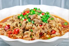 大厨分享酸汤肥牛家常做法，肉质细嫩，酸辣开胃，上桌连汤都不剩视频封面