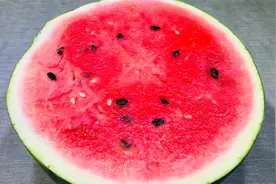 切开的西瓜切记不要放冰箱保存，教你一招，放7天都是新鲜的视频封面