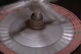 一人5张牌比大小，千王押上自己的胳膊，要和女赌神赌一把