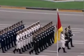 巴基斯坦阅兵，中国仪仗兵入场，全场观众自发起立鼓掌视频封面