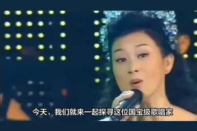 宋祖英真不像56岁！大耳环配印花裙不但不俗，反而还很时尚有气质视频封面