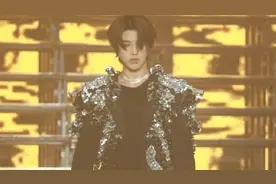 蔡徐坤演唱会上哭了，真情发言难掩悲伤情绪，粉丝设计专属应援词