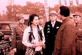毛主席单刀赴会重庆谈判，国民党女记者恶意刁难，看她如何路转粉视频封面