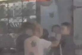 温州4人酒后随地小便引冲突，水果摊主挥刀伤人，警方回应视频封面