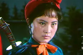 张金玲饰演的黄英姑有多霸气？配一首《巾帼英雄》勾起回忆！视频封面