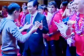 马云在恒大歌舞团歌舞晚会，吹口哨视频，果然有钱人趣味差不多！视频封面