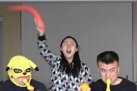 情侣玩猜水果和鲨鱼齿游戏