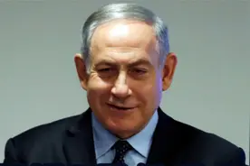 内塔尼亚胡入院做手术当天，以色列爆发内乱，55万人走上街头抗议视频封面