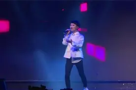 周深唱的十首炸裂歌曲合集！一开口就惊艳全场，台下女星都听入迷视频封面