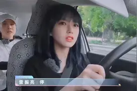 程潇第一次学车，获教练一波彩虹屁，美女果然有天分视频封面