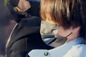 全红婵现身张杰演唱会！戴口罩低调快速入场，跟观众一起唱歌欢呼视频封面