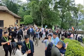 湖南6月梅雨季节，各地群众有序排队参观湘潭韶山故居景区视频封面