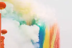 英国人在西双版纳体验泼水节，目睹袭警，泼水节是这么疯狂的吗？视频封面