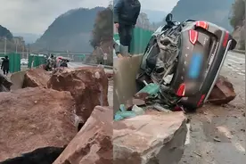 云南水昭高速路段发生山体滑坡致1伤：石块接连滚落砸扁行驶小车视频封面