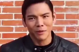 闹大了，李小龙扮演者遭向佐扇巴掌，被打者愤怒报警，向佐回应