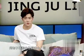 幸福溢满！付辛博现场晒全家福，颖儿小鸟依人太幸福