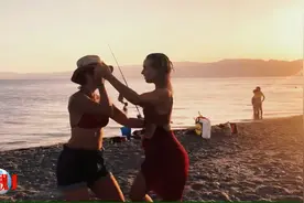 外国美女沙滩热舞《爱的世界只有你》往日时光视频封面