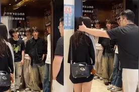 电梯门一开里面站满了帅哥，女生瞬间呆滞犹豫不前，爸爸举动意外视频封面