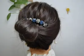 女生头发比较碎的话这样扎起来，发型干净利落，可以变换各种造型