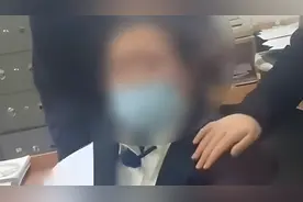 浙江萧山农商行通报柜员对客户大吼“滚”：扣绩效5%视频封面