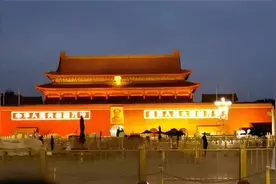 记录天安门关灯瞬间，居然天亮了