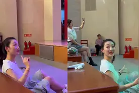 女幼师坐在台下给小朋友们领舞，满脸认真动作超可爱，网友被美翻视频封面