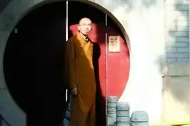 17年前，那个出家当和尚的“北大硕士”邓文庆，如今怎么样了？视频封面