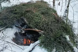 雪地森林过于寒冷，也只能用松树枝搭过窝棚，烤柴火来极限过夜