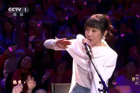 [2024央视春晚]歌曲《枕着光的她》演唱：任素汐