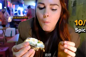 外国美女半夜逛昆明夜市，外国网友评论：商店竟然会在九点后开门视频封面