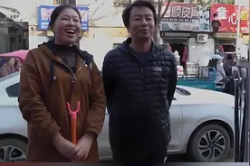 刘震云回河南老家和乡亲们热情聊天，一口纯正的河南话很亲切