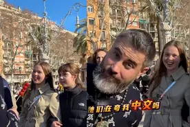 起猛了！美国演员巴塞罗那逛庙会，与俩外国姑娘中文无障碍交流