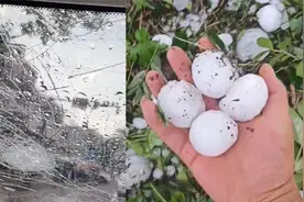 陕西延安黄陵县突降冰雹：大如鸡蛋多车被砸受损地上白茫茫一片